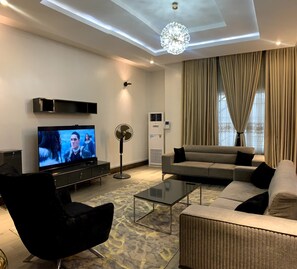 Een 85-inch smart-tv met digitale zenders, Netflix en streamingdiensten