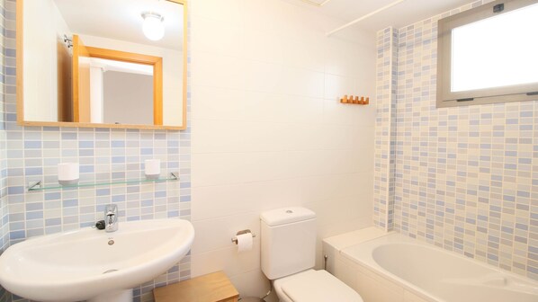 A bathroom with a sink, toilet, and bathtub. - Impressive penthouse in the port of Denia. (Denia)