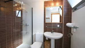 Een douche, handdoeken