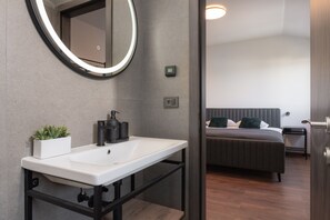 4 quartos, ferros/tábuas de passar roupa, Wi-Fi, roupa de cama