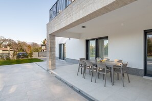 Outdoor dining - Moderne Istrische Villa Perfekt für Einen Ruhigen Familienurlaub und Entspannung (Kršan)
