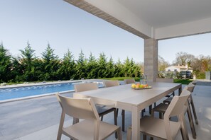 Outdoor dining - Moderne Istrische Villa Perfekt für Einen Ruhigen Familienurlaub und Entspannung (Kršan)