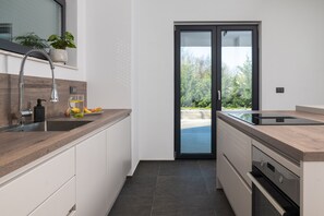 Fridge, microwave, oven, stovetop - Moderne Istrische Villa Perfekt für Einen Ruhigen Familienurlaub und Entspannung (Kršan)