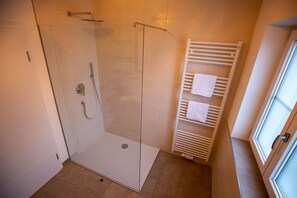 Douche, sèche-cheveux, serviettes fournies