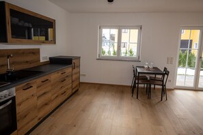 Fridge, oven, stovetop, dishwasher