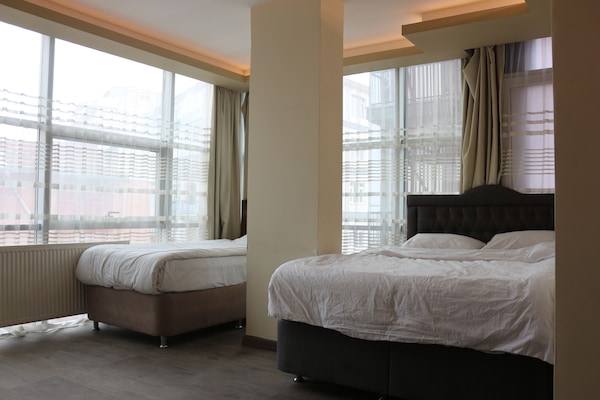 Standard Üç Kişilik Oda | Masa, dizüstü bilgisayar çalışma alanı, ses yalıtımı