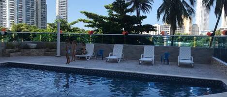 Una piscina al aire libre