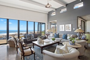 Casa (3 Bedrooms) | Área de estar | Smart TV 42 polegadas com canais digitais