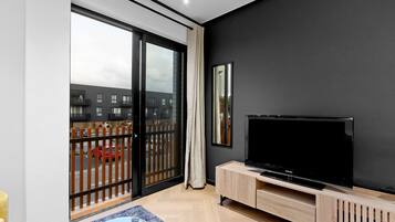 Apartment (0 Bedroom) | Ruang tamu | 42 inci televisyen LED dengan satelit