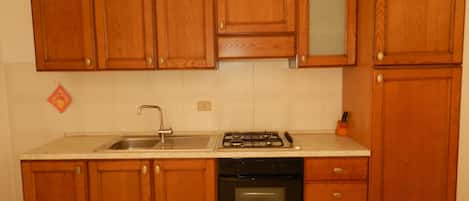 Frigorifero, forno, piano cottura, macchina per tè/caffè