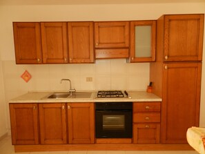 Kühlschrank, Ofen, Herdplatte, Wasserkocher mit Kaffee-/Teezubehör