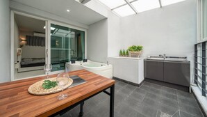Un baño pequeño con bañera, un lavamanos y una ventana.
