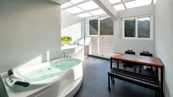 1 bedroom, free WiFi - Gyeongju Modern Pool Villa (Gyeongju)