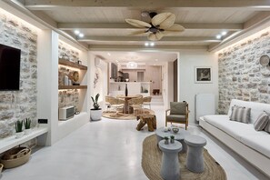 Een smart-tv, een open haard en een stereo