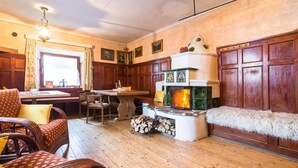 Una habitación acogedora con muebles de madera, chimenea y zona de comedor.