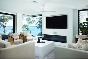 Smart TV, fireplace