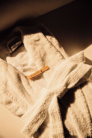 A white bathrobe with a wooden clothespin labeled "Arnold" on a bathroom counter. - Tanafreida Apartments (Sankt Gallenkirch)