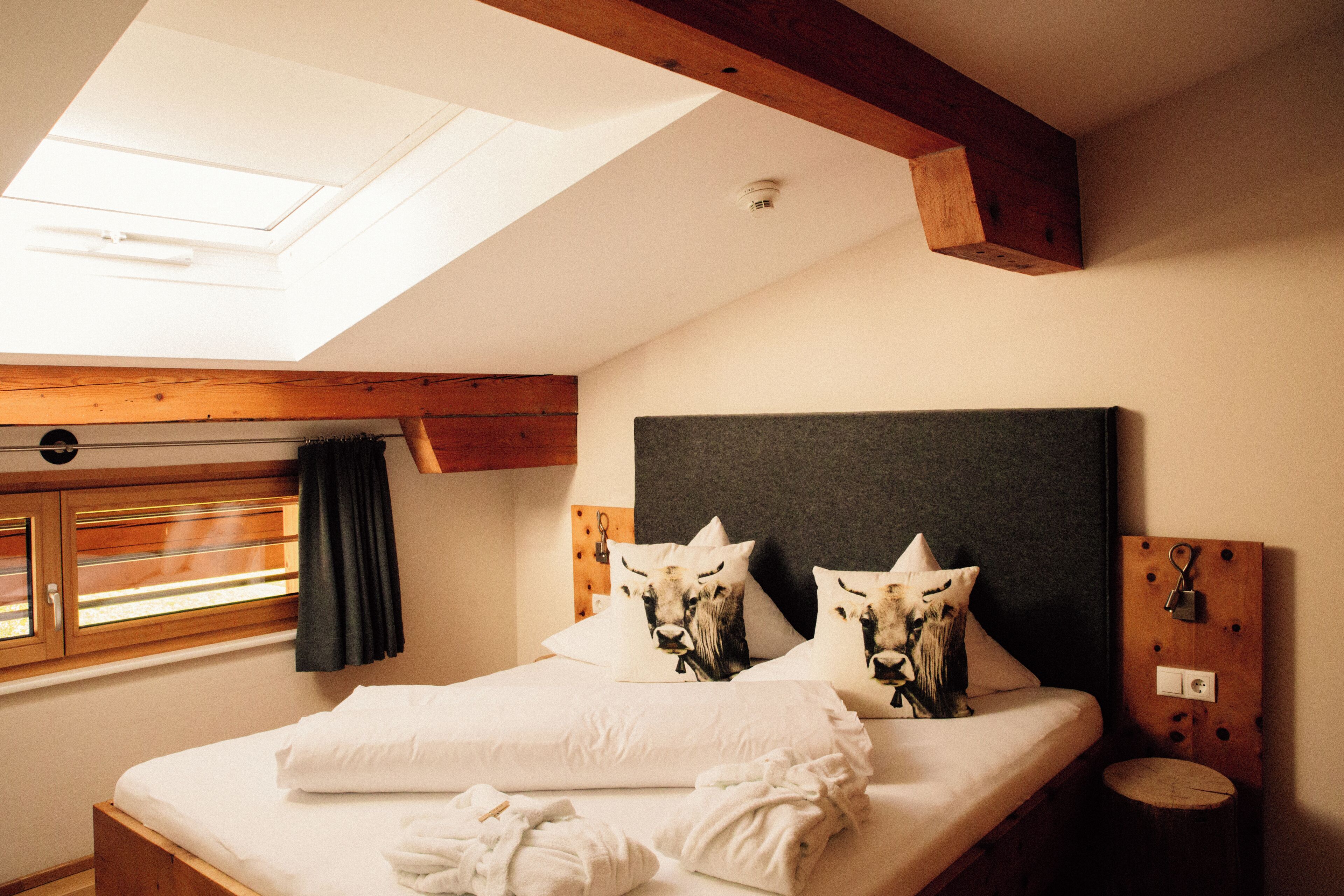 أغطية فراش متميزة وميني بار وخزنة داخل الغرفة وبديكورات فريدة لكل غرفة