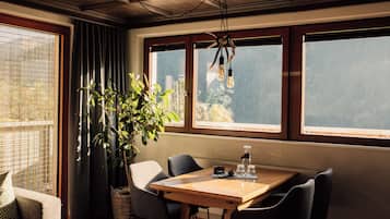 Comfort-huoneisto (Gauenstein) | Oleskelualue | LCD-televisio, leluja, kirjoja, työhuone