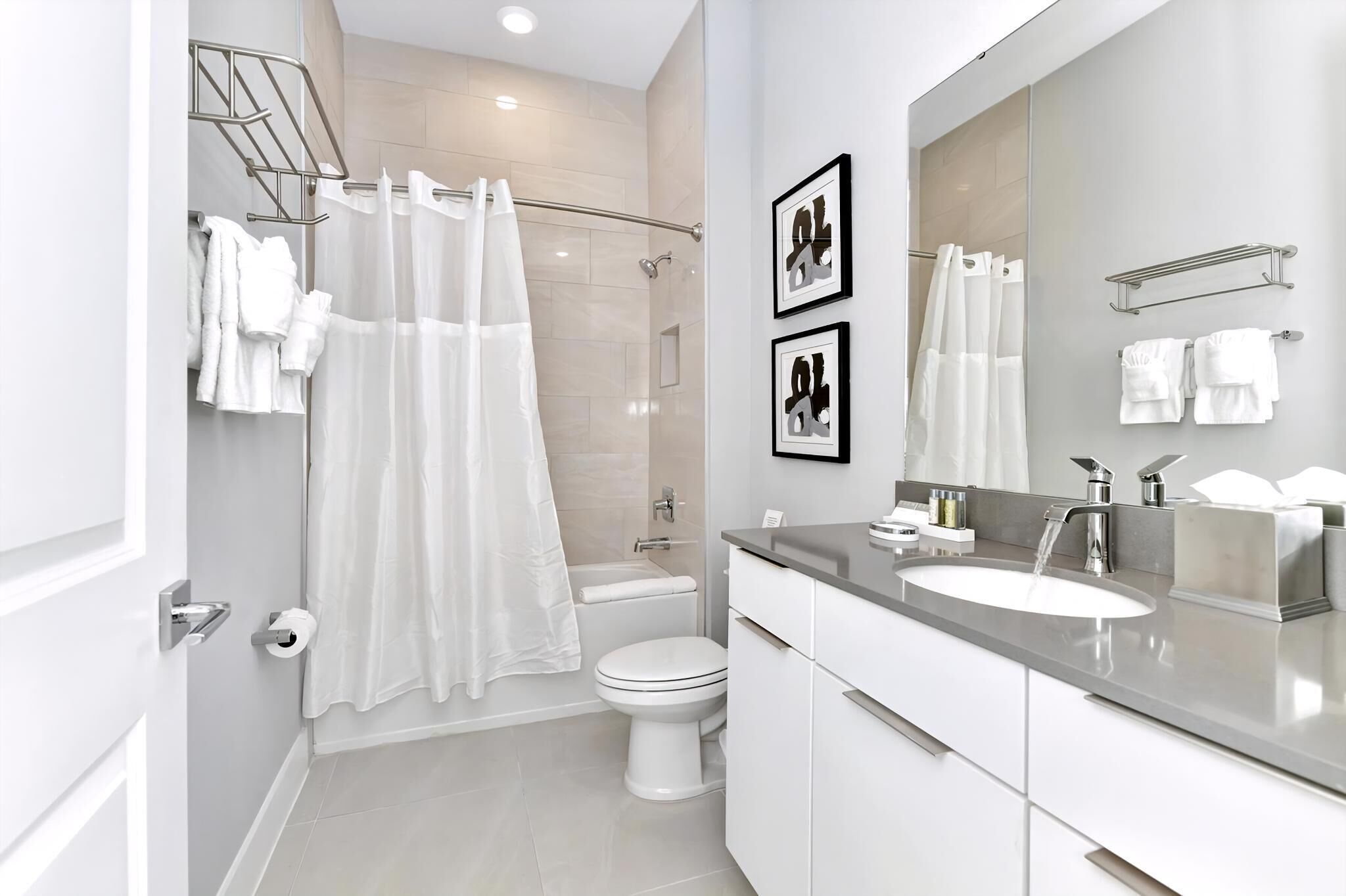 Une salle de bain moderne équipée d’une douche, de toilettes et d’un lavabo.