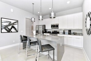 Fridge, oven, stovetop, dishwasher