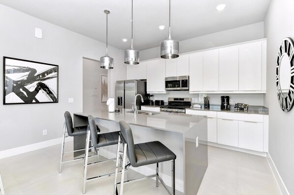 Jääkaappi, uuni, liesi, astianpesukone