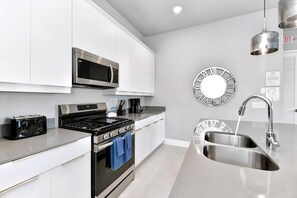 Kylskåp, mikrovågsugn, ugn och spishäll