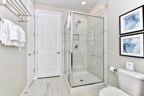 Shower, hair dryer, towels, soap - Inviting Condo Nook near Disney with Resort & Waterpark Access - B44-239 (Kissimmee)