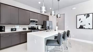 Kjøleskap, ovn, kokeplater og oppvaskmaskin