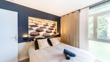 4 bedrooms, desk, internet