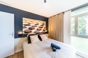 4 bedrooms, desk, internet