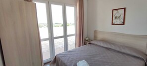 Fer et planche à repasser, draps fournis