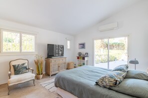 4 camere, una cassaforte in camera, una scrivania, ferro/asse da stiro