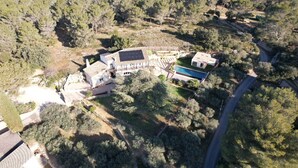 An aerial view of a property with multiple buildings, a swimming pool, and surrounding forested area. - Holiday rental with pool SAINT CHAMAS LS7-440. (Saint-Chamas)