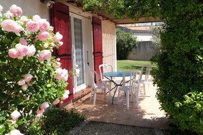 Outdoor dining - Vacation rental house with pool AUREILLE LS1-439 (Aureille)