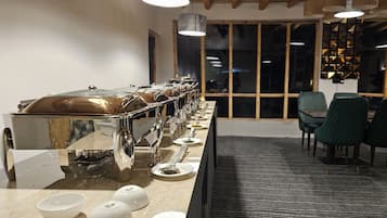 Desayuno buffet diario (INR 500 por persona)