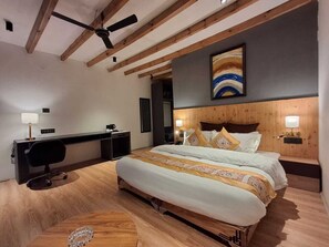 Deluxe-huone, vuoristonäköala | Allergiatestatut vuodevaatteet, työpöytä