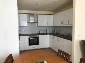 Private kitchen - Sunny flat, 20 minutes by train from Edinburgh (Inverkeithing)