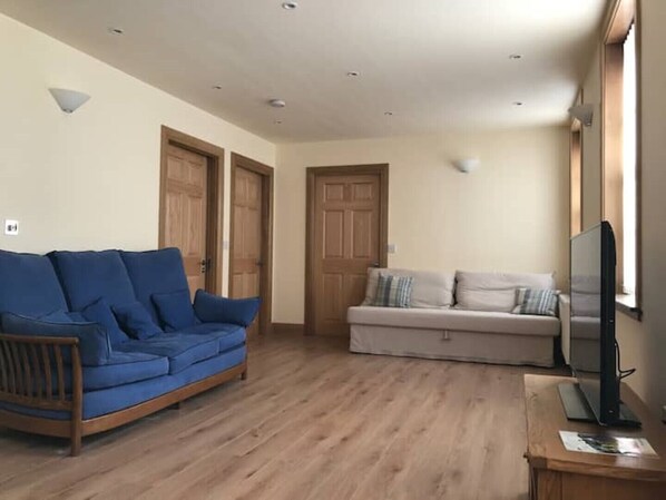 Living area - Sunny flat, 20 minutes by train from Edinburgh (Inverkeithing)