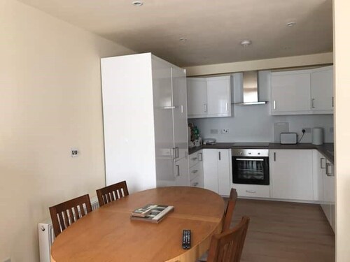 Sunny flat, 20 minutes by train from Edinburgh