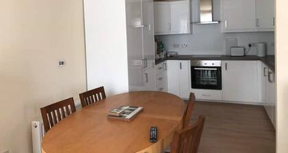 Sunny flat, 20 minutes by train from Edinburgh