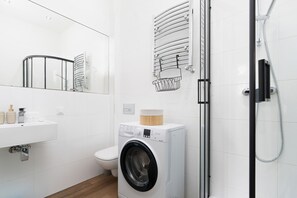 Shower, free toiletries, hair dryer, towels - Cozy Apartment in Poznań by Renters (Poznan)