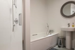 Bathroom - Luxury flat, 20 minutes by train to Edinburgh (Inverkeithing)