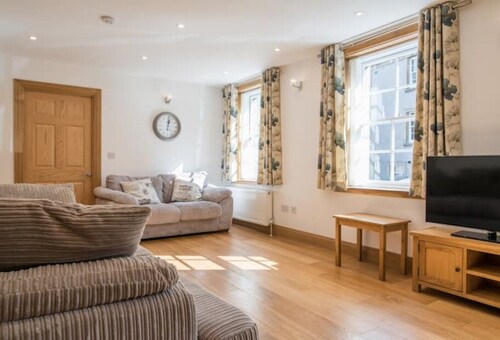 Luxury flat, 20 minutes by train to Edinburgh