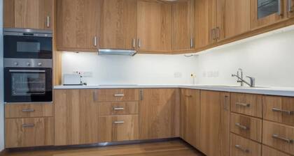 Luxury flat, 20 minutes by train to Edinburgh