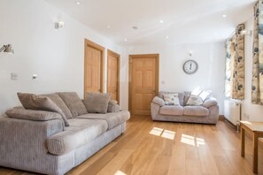 Smart TV - Luxury flat, 20 minutes by train to Edinburgh (Inverkeithing)
