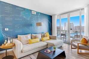 TV, offices - Amazing Pool|Apartment with Balcony|Near Beach (Hallandale Beach)