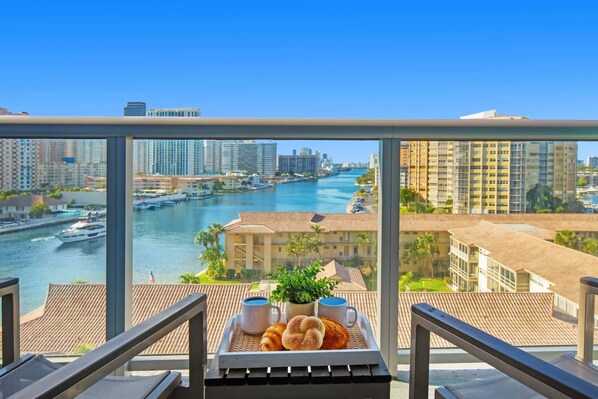 Property grounds - Amazing Pool|Apartment with Balcony|Near Beach (Hallandale Beach)