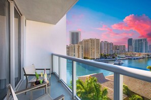 Property grounds - Amazing Pool|Apartment with Balcony|Near Beach (Hallandale Beach)