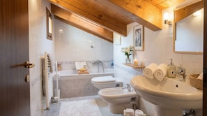 Regadera, secadora de cabello, bidet, toallas
